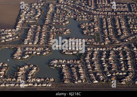 Sacramento, CA, USA. November 2017. 18. November 2017 - Sacramento, Kalifornien - am Samstag, den 18. November 2017, umgeben von von künstlichen Seen in der Bridgeway Lakes Gegend von Sacramento, Kalifornien. Quelle: KC Alfred/ZUMA Wire/Alamy Live News Stockfoto