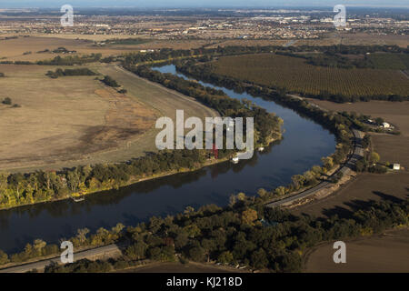 Sacramento, CA, USA. November 2017. 18. November 2017 – Sacramento, Kalifornien – der Sacramento River schlängelt sich am Samstag, 18. November 2017 durch Farmland in Sacramento, Kalifornien. Quelle: KC Alfred/ZUMA Wire/Alamy Live News Stockfoto