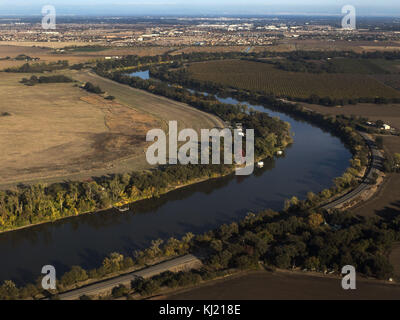 Sacramento, CA, USA. November 2017. 18. November 2017 – Sacramento, Kalifornien – der Sacramento River schlängelt sich am Samstag, 18. November 2017 durch Farmland in Sacramento, Kalifornien. Quelle: KC Alfred/ZUMA Wire/Alamy Live News Stockfoto