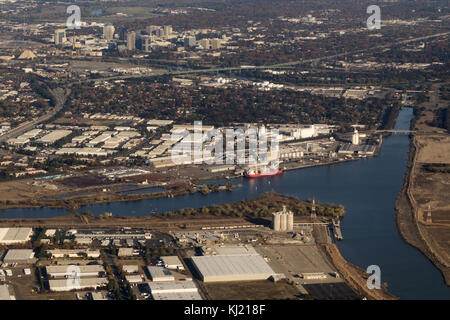 Sacramento, CA, USA. November 2017. 18. November 2017 - Sacramento, Kalifornien - Industriegebäude umgeben den Lake Washington und den Sacramento River Deep Water Ship Channel in Sacramento, Kalifornien am Samstag, den 18. November 2017. Quelle: KC Alfred/ZUMA Wire/Alamy Live News Stockfoto