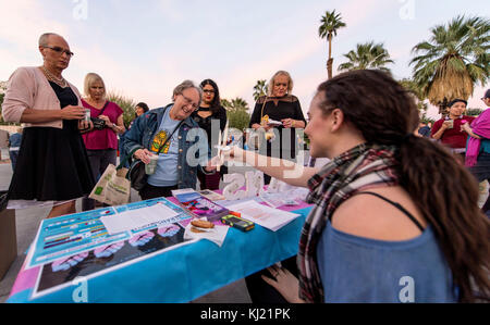 Palm Springs, Kalifornien, USA. November 2017. Im Rathaus von Palm Springs findet eine Mahnwache bei Kerzenschein statt, während die Transgender Community Coalition ihren jährlichen Transgender Day of Remembrance veranstaltet, um das Gedenken an diejenigen zu ehren, deren Leben im letzten Jahr durch antitranssexuelle Gewalt verloren gegangen ist. Quelle: Brian Cahn/ZUMA Wire/Alamy Live News Stockfoto