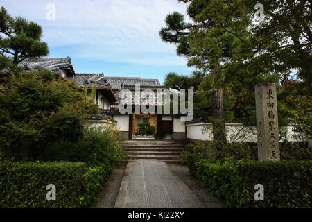 Kyoto, Japan. November 2017. Ein Gebäude befindet sich hinter Bäumen auf dem Gelände des Tenryu-Ji Tempels in Kyoto, Japan. Quelle: Katie Graves/Stumbleweeds/ZUMA Wire/Alamy Live News Stockfoto