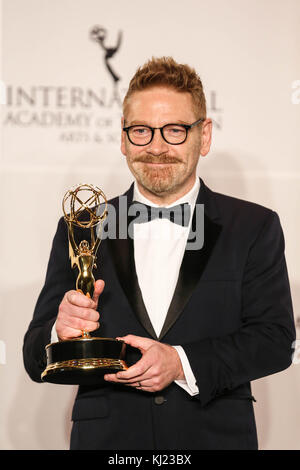 New York, USA. November 2017. New York, Vereinigte Staaten. Nov. 2017. Kenneth Branagh posiert mit Auszeichnung für die beste Leistung eines Schauspielers in Wallander bei der 45. Internationalen Emmy-Preisgala in New York City am 20. November 2017. Der International Emmy Award ist eine Preisverleihung, die von der International Academy of Television Arts and Sciences in Anerkennung der besten Fernsehprogramme verliehen wird, die ursprünglich außerhalb der Vereinigten Staaten produziert und ausgestrahlt wurden. (Foto: William VOLCOV/BRAZIL PHOTO PRESS) Credit: Brazil Photo Press/Alamy Live News Stockfoto