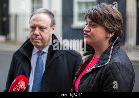 London, Großbritannien. 21. November 2017. DUP-Chef arlene Foster, mit der stellvertretende Chef Nigel Dodds, Adressen der Medien nach einem Treffen mit Premierminister Theresa May an der Downing Street 10. Stockfoto