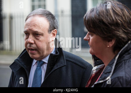 London, Großbritannien. 21. November 2017. Der stellvertretende Vorsitzende der DUP Nigel Dodds, mit DUP-Chef arlene Foster, Adressen der Medien nach einem Treffen mit Premierminister Theresa May an der Downing Street 10. Stockfoto