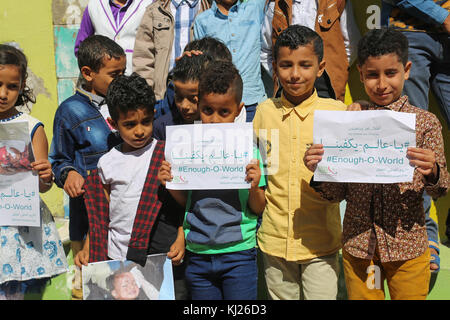 Taiz, Jemen. 20. November 2017: Dutzende Kinder demonstrieren in der Stadt Taiz im Südwesten Jemen, verurteilen den seit Anfang 2015 andauernden Krieg in der Stadt und im Land und fordern alle Parteien auf, die Kämpfe zu beenden. Die Kinder in der Badr Al-Ahlia Schule im Zentrum der Stadt haben Banner über ihr Leiden in Taiz gebracht, das seit August 2015 von Huthi-Rebellen und ihren Verbündeten belagert wird, die dem ehemaligen Präsidenten Ali Abdullah Saleh treu sind. Quelle: ZUMA Press, Inc./Alamy Live News Stockfoto