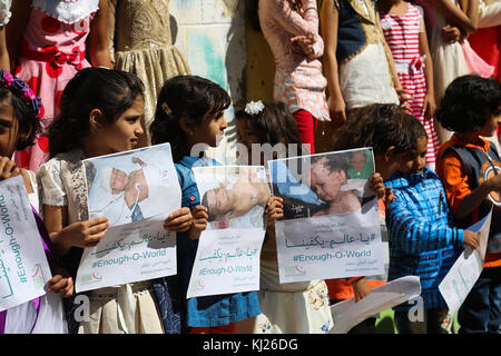 Taiz, Jemen. 20. November 2017 - Dutzende von Kindern in der Stadt taiz demonstrieren, im Südwesten im Jemen, in der Verurteilung der andauernden Krieg in Stadt und Land seit Anfang 2015, und fordert alle Parteien auf, die Kämpfe zu stoppen. die Kinder an der Badr al-ahlia der Schule, in der Mitte der Stadt, haben die Banner, die ihr Leiden in Taiz, die durch houthi Rebellen belagert wurde und ihre Alliierten treu der ehemalige Präsident Ali Abdullah Saleh seit August 2015. Credit: zuma Press, Inc./alamy leben Nachrichten Stockfoto