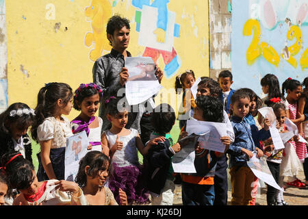 Taiz, Jemen. 20. November 2017: Dutzende Kinder demonstrieren in der Stadt Taiz im Südwesten Jemen, verurteilen den seit Anfang 2015 andauernden Krieg in der Stadt und im Land und fordern alle Parteien auf, die Kämpfe zu beenden. Die Kinder in der Badr Al-Ahlia Schule im Zentrum der Stadt haben Banner über ihr Leiden in Taiz gebracht, das seit August 2015 von Huthi-Rebellen und ihren Verbündeten belagert wird, die dem ehemaligen Präsidenten Ali Abdullah Saleh treu sind. Quelle: ZUMA Press, Inc./Alamy Live News Stockfoto