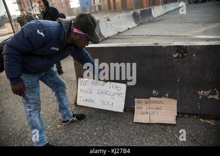 Turin, Piemont, Italien. November 2017. Turin, Italien - 21. November 2017: Vertreibung von Migranten aus den Gebäuden des ehemaligen Olympischen Dorfes Ex Moi in Turin, Italien Credit: Stefano Guidi/ZUMA Wire/Alamy Live News Stockfoto