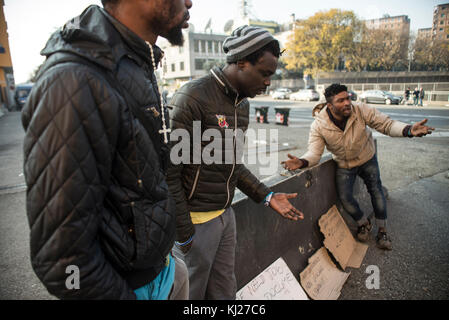 Turin, Piemont, Italien. 21 Nov, 2017 Turin, Italien - 21. November 2017: Vertreibung von Migranten aus den Gebäuden der ehemaligen olympischen Dorf ex Moi in Turin, Italien Quelle: stefano Guidi/zuma Draht/alamy leben Nachrichten Stockfoto