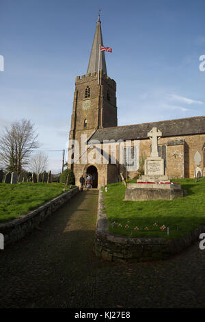 Hatherleigh, UK. 21 Nov, 2017. Blauer Himmel über Hatherleigh, Devon. Credit: Keith Larby/Alamy leben Nachrichten Stockfoto