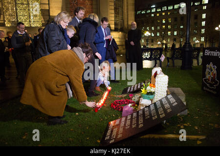 Birmingham, Großbritannien. 21. November 2017. Eine Trauerfeier nahmen teil an der Birmingham Kathedrale bis 43 Jahre nach dem Birmingham Pub Bombenanschläge, die das Leben von 21 Menschen beanspruchte Marke. Bild, Menschen legen Kränze und Kerzen nach dem Service, einschließlich Birmingham Bürgermeister Andy Street (blauer Anzug). Bitte credit, Dave Warren/Alamy leben Nachrichten Stockfoto