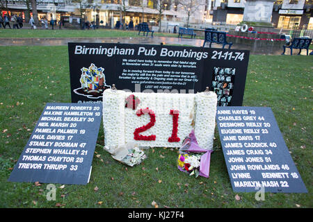 Birmingham, Großbritannien. 21. November 2017. Eine Trauerfeier nahmen teil an der Birmingham Kathedrale bis 43 Jahre nach dem Birmingham Pub Bombenanschläge, die das Leben von 21 Menschen beanspruchte Marke. Die Gedenkstätte außerhalb der Kathedrale. Bitte credit, Dave Warren/Alamy leben Nachrichten Stockfoto