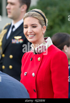 Ivanka Trump kommt vor dem US-Präsidenten Donald J. Trump und First Lady Melania Trump an, die am Montag, den 20. November 2017, die Zeremonie Zur Verleihung Der National-Erntedankfeier der Türkei im Rosengarten des Weißen Hauses in Washington, DC veranstalten. Laut der historischen Vereinigung des Weißen Hauses entstand die Zeremonie im Jahr 1863, als US-Präsident Abraham Lincoln einer türkei die Klemenz zusprach. Die Tradition schrie 1989, als US-Präsident George HW Bush sagte: "Aber lassen Sie mich Ihnen und diesem feinen tom turkey versichern, dass er nicht auf dem Esstisch eines jeden landen wird, nicht auf diesem Kerl - er hat einen Vorabend gewährt Stockfoto