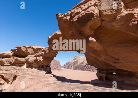 Natürliche Felsen Brücke und Panoramablick von Wadi Rum Wüste, Jordanien Stockfoto