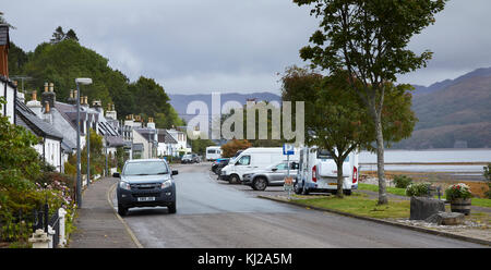 Teil der Nordküste 500, der a896 nach Norden Osten entlang des Loch vorne lochcarron mit der Küste des Loch Carron, Ross-shire, Schottland Stockfoto