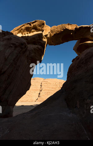 Seltsame Felsformationen schöne Burdah Rock Bridge im Wadi Rum Wüste, Jordanien Stockfoto