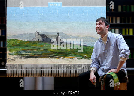 Weberlehrling Ben Hymers, der einen Wandteppich aus einem Aquarell des Prinzen von Wales, bekannt als Herzog von Rothesay in Schottland, im Dovecot Tapestry Studio in Edinburgh geschaffen hat. Stockfoto