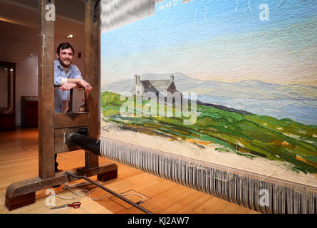 Weberlehrling Ben Hymers, der einen Wandteppich aus einem Aquarell des Prinzen von Wales, bekannt als Herzog von Rothesay in Schottland, im Dovecot Tapestry Studio in Edinburgh geschaffen hat. Stockfoto