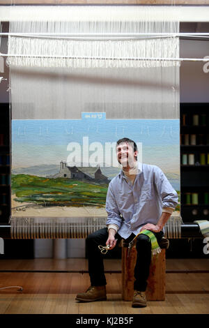 Weberlehrling Ben Hymers, der einen Wandteppich aus einem Aquarell des Prinzen von Wales, bekannt als Herzog von Rothesay in Schottland, im Dovecot Tapestry Studio in Edinburgh geschaffen hat. Stockfoto