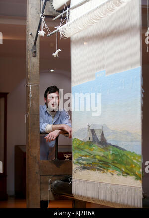 Weberlehrling Ben Hymers, der einen Wandteppich aus einem Aquarell des Prinzen von Wales, bekannt als Herzog von Rothesay in Schottland, im Dovecot Tapestry Studio in Edinburgh geschaffen hat. Stockfoto