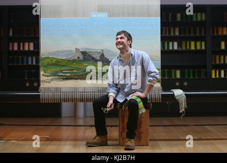 Weberlehrling Ben Hymers, der einen Wandteppich aus einem Aquarell des Prinzen von Wales, bekannt als Herzog von Rothesay in Schottland, im Dovecot Tapestry Studio in Edinburgh geschaffen hat. Stockfoto