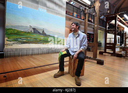 Weberlehrling Ben Hymers, der einen Wandteppich aus einem Aquarell des Prinzen von Wales, bekannt als Herzog von Rothesay in Schottland, im Dovecot Tapestry Studio in Edinburgh geschaffen hat. Stockfoto