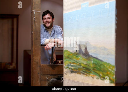 Weberlehrling Ben Hymers, der einen Wandteppich aus einem Aquarell des Prinzen von Wales, bekannt als Herzog von Rothesay in Schottland, im Dovecot Tapestry Studio in Edinburgh geschaffen hat. Stockfoto