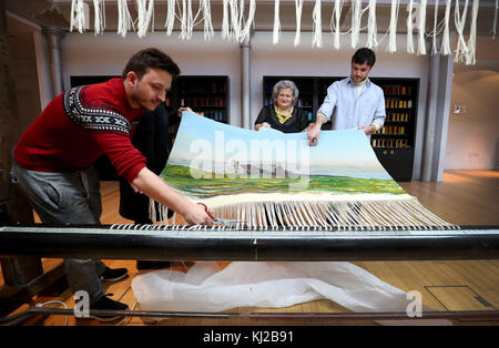 Lehrling Weber Ben Hymers (rechts), der einen Wandteppich aus einem Aquarell des Prinzen von Wales, bekannt als Herzog von Rothesay in Schottland, im Dovecot Tapestry Studio in Edinburgh geschaffen hat. Stockfoto