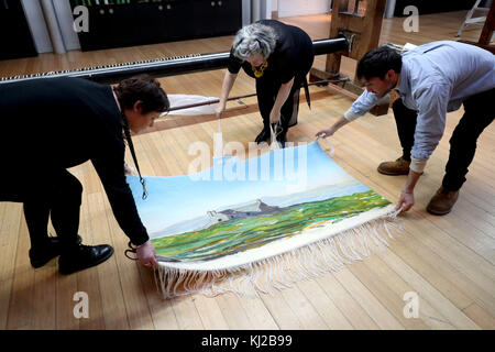 Lehrling Weber Ben Hymers (rechts), der einen Wandteppich aus einem Aquarell des Prinzen von Wales, bekannt als Herzog von Rothesay in Schottland, im Dovecot Tapestry Studio in Edinburgh geschaffen hat. Stockfoto