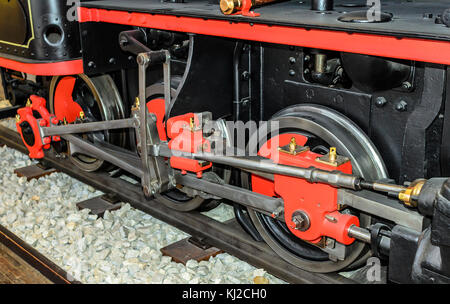 Lokomotive Räder sind in der Nähe. Teil einer alten Dampflokomotive. Stockfoto