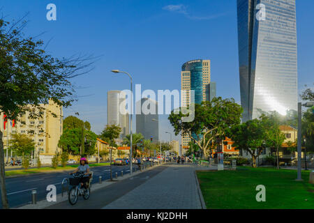 TEL-AVIV, ISRAEL - 13. NOVEMBER 2017: Szene des Stadtzentrums in der Kaplan Straße, mit Einheimischen, Besuchern, Verkehr und Skyline, in Tel Aviv, Isra Stockfoto