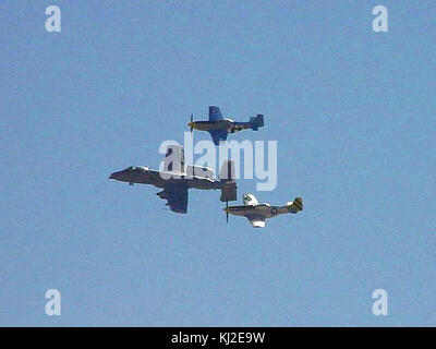 Flugzeuge am Himmel zu niedrig Stockfoto
