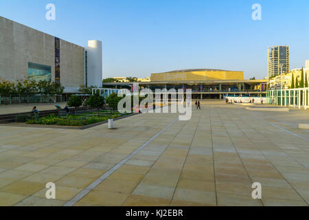 Tel-aviv, Israel - 13. November 2017: Szene von Ha-bima Square und Leonard Bernstein Quadrat, bei Einheimischen und Besuchern, in Tel Aviv, Israel Stockfoto