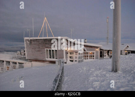 Fjellheisen ist ein Seilbahnsystem in Tromsø, Norwegen, das von der Bergstation am Storsteinen aus einen Panoramablick auf die Stadt, die umliegenden Berge und Fjorde bietet. Stockfoto