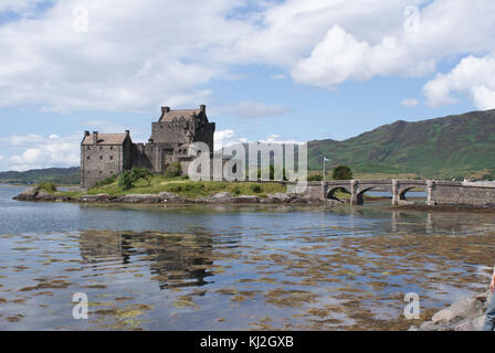 Eilean Donan Castle, das sich in Schottland befindet, ist eine der berühmtesten Burgen des Landes. Das Foto zeigt seine historische Architektur und seine malerische Lage auf einer kleinen Insel, umgeben von Wasser. Stockfoto