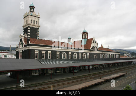 Der Bahnhof Marko Dunedin in Dunedin ist in einer detaillierten Darstellung seiner betrieblichen Bedeutung innerhalb der Region dargestellt, wobei der Schwerpunkt auf seiner Infrastruktur und seiner Rolle im Verkehrswesen liegt. Stockfoto