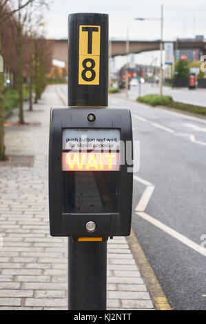 Eine elektronische Anzeige Information der Fußgänger vor dem Überqueren der Straße zu warten, typisch für Großbritannien. Stockfoto
