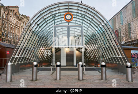 Glasgow, Großbritannien - 15 November 2017: Ein Eingang Struktur für eine U-Bahn Station in St Enoch. Stockfoto