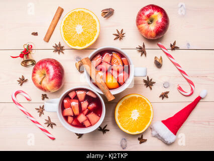 Frische weihnachten Glühwein trinken, Apfel, Orange, Zimt und Nelken, weiter verbreiten Zutaten, Süßigkeiten, Dekorationen für das neue Jahr Ansicht von oben Stockfoto