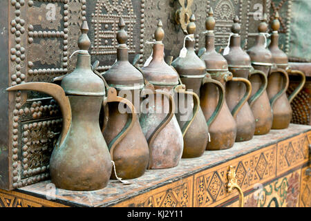 Alte traditionelle arabische Krüge Stockfoto