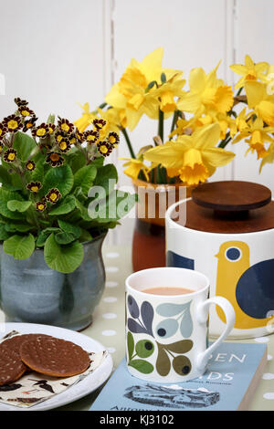 Am Nachmittag Tee und Gebäck in einem sonnigen Frühling Home Stockfoto