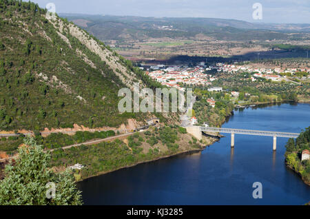 Vila Velha de rodao und den Tejo Fluss von Süden Steilküste von Portas de rodao gesehen. Reflexion über den Fluss Tagus. Portugal. Stockfoto