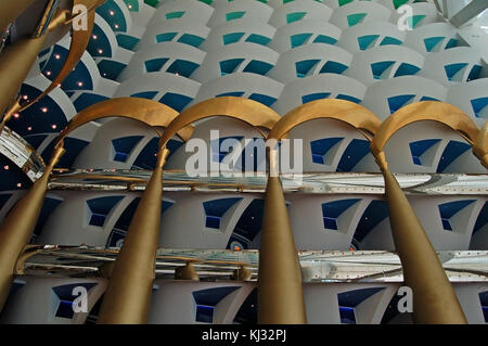 Blick auf das Innere Atrium und die Gästesuiten des Burj al Arab Hotels in Dubai, VAE Stockfoto