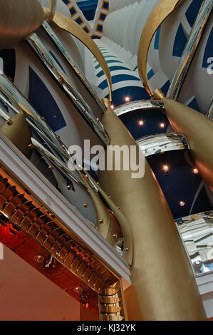 Blick auf das Innere Atrium und die Gästesuiten des Burj al Arab Hotels in Dubai, VAE Stockfoto