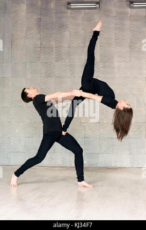 Junges Paar von Tänzern in Modern Dance. Stockfoto