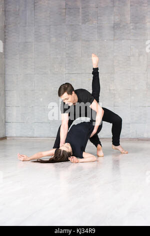 Leidenschaftlich attraktive casual Paar tanzen. Stockfoto