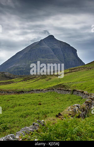 Alte Trockensteinmauer vor dem Berggipfel Sàil Gharb, einem Quinag's drei separaten Corbett-Gipfel in den schottischen Highlands, Sutherland, Schottland Stockfoto