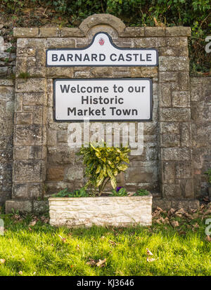 Schild begrüßte die Besucher der historischen Marktstadt Barnard Castle, North East England, Großbritannien Stockfoto