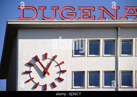 Darmstadt, Deutschland - 31. Oktober 2017: Das Logo der deutschen Uhrmacher kooperative Dugena auf dem Dach eines Bürogebäudes am 31. Oktober 2017 Stockfoto